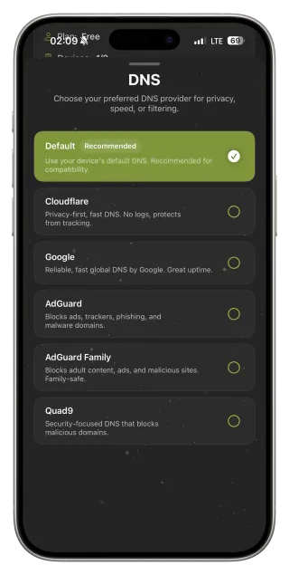 Einstellungen → DNS: Resolver für Datenschutz, Tempo oder Filter wählen.